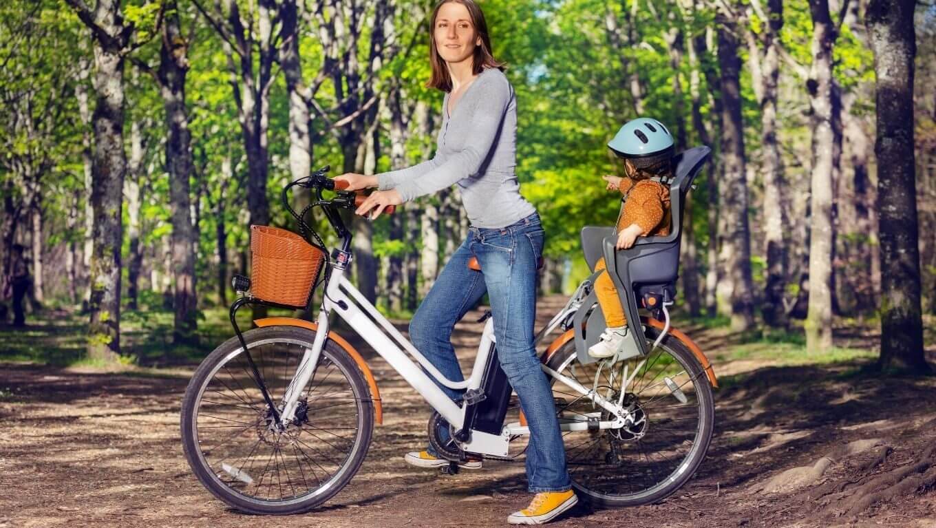 madre con niño en bicicleta electica cerca de Eibar