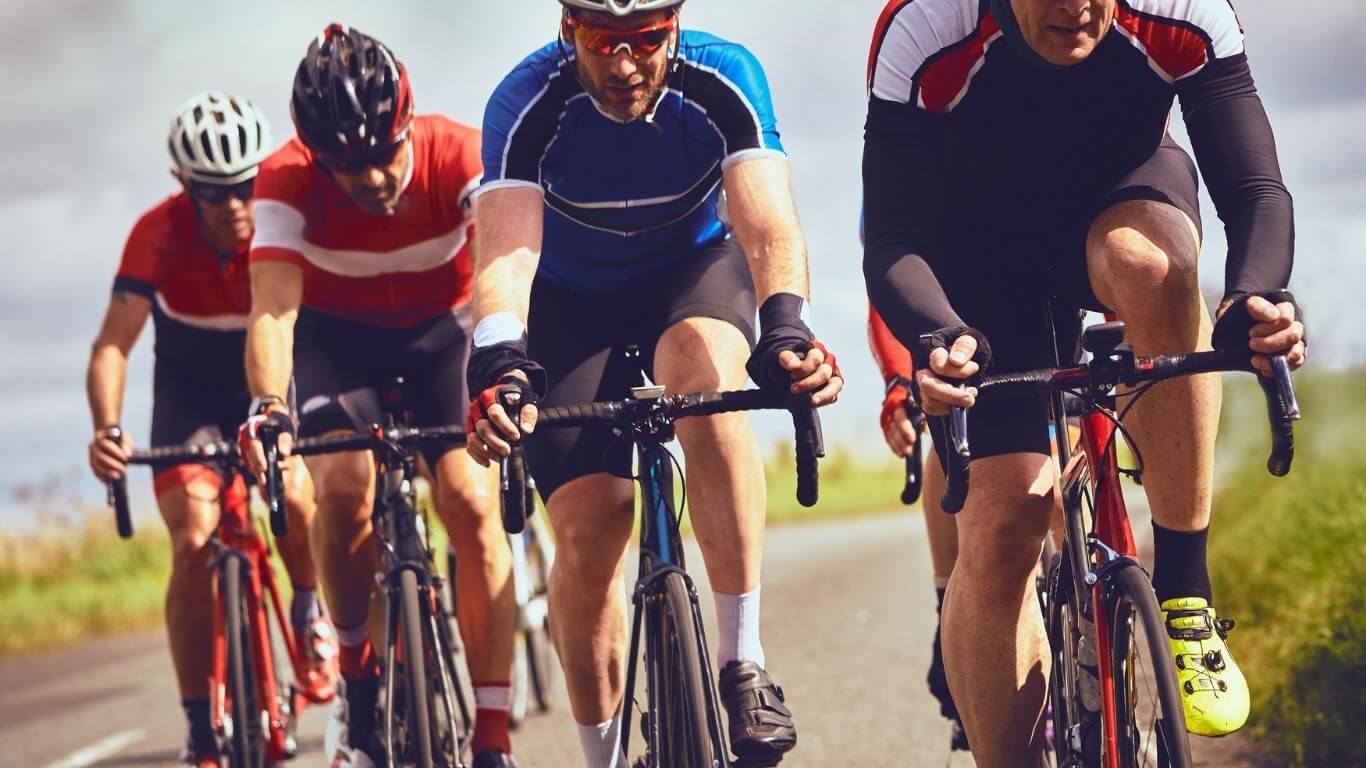 grupo de ciclistas en Eibar