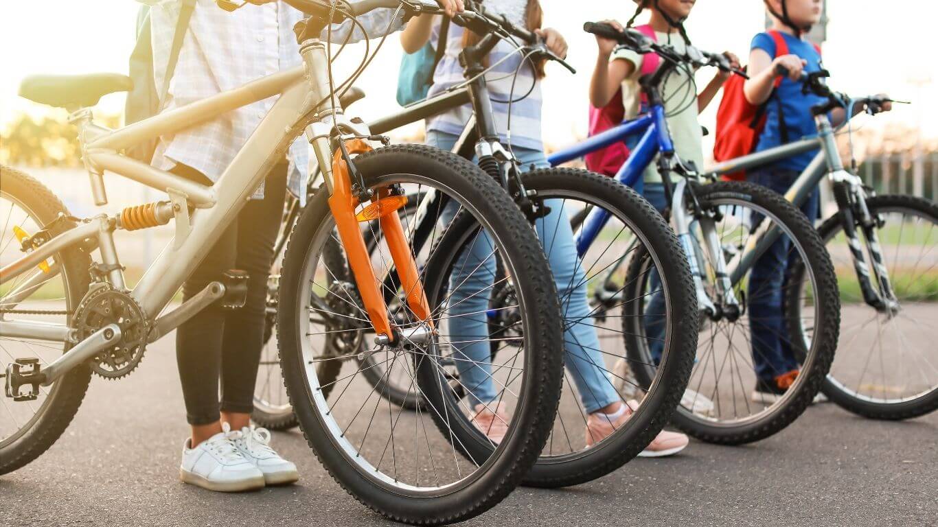 niños con bicicletas en Eibar