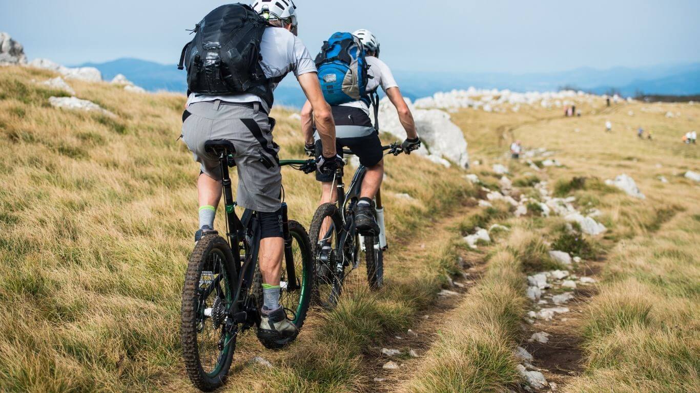 amigos practicando mountain bike en Euskadi